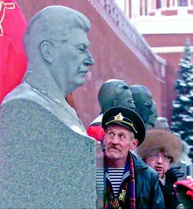 Kukkia muistomerkille. Vanhat kommunistit pitävät Stalinia yhä arvossaan.