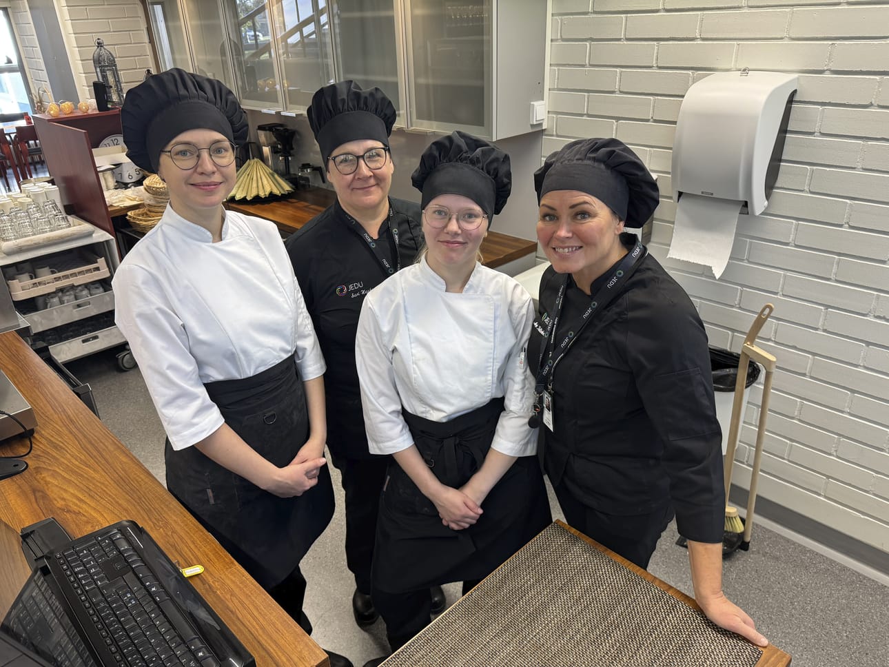 – Ravintola-ala on luovan ja tekevän ihmisen ala. Tekemistä on koko ajan ja näet työn tuloksen, ammattiopettajat Sari Hauhtonen ja Merja Kalliokoski (oik) kertovat. Opetusravintola Herkkuvakka on yksi opiskelutukikohdista, johon opiskelijat valmistavat ruokaa ja leivonnaisia sekä tekevät asiakaspalvelua. Herkkuvakan työvuorossa kolmannen vuoden kokkiopiskelijat Anastasiia Alekseeva (vas) ja Vilma Lastikka.