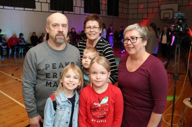 Heikki Perttula, Mirja Pikkumäki ja Hannele Perttula viettivät keskiviikon alkuiltaa yli 60-vuotiaille suunnatussa discossa, johon myös lapsilla Tytti Salolla, Eelis Pikkumäellä ja Anni Pikkumäellä oli vapaa pääsy. KUVAT: ANU NAHKALA