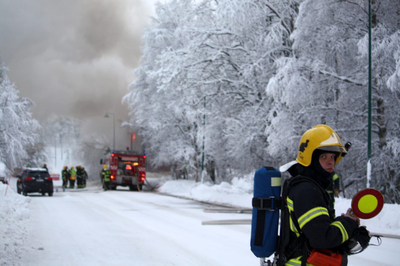 Taivalkosken Kauppatiellä sijaitseva rakennus on tulessa.