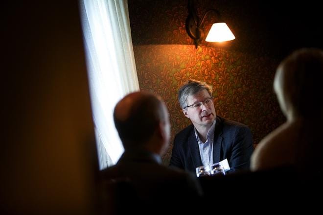 Johtava tutkija Perttu Virkajärvi Luonnonvarakeskuksesta sanoo, että globaalit nautoihin liittyvät ongelmat eivät ole suinkaan kaikki kotimaisen tuotannon ongelmia. Suomessa märehtijöiden ruokinta perustuu suurelta osalta tilalla tuotettuihin nurmirehuihin. Lisäksi nurmen tuotanto sopii Suomen viileään, lyhyeen kesään ja kosteaan ilmastoon. KUVA JAAKKO ELENIUS