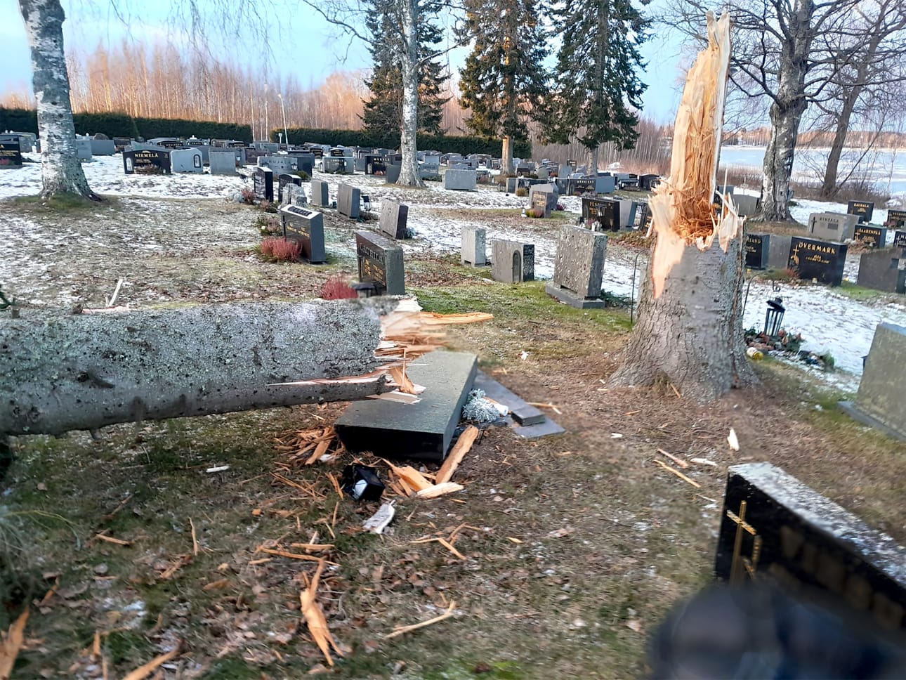 Lappajärven hautausmaalla myrsky kaatoi puita hautojen päälle.