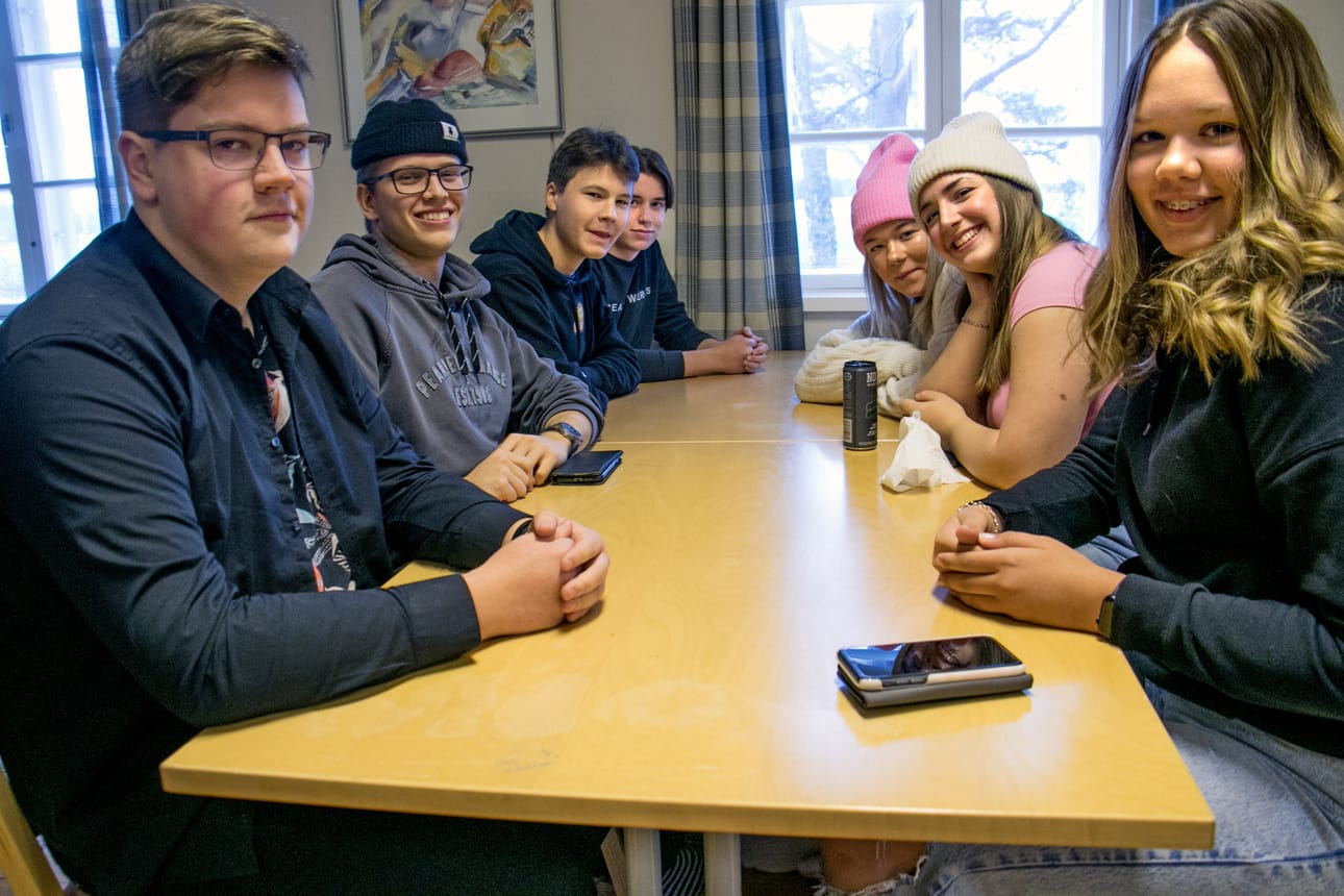 Teuvalaispojat Petteri Mikkilä, Luukas Kormano, Tuomas Ristiluoma ja Erno Honkanen tapasivat närpiöläistytöt Tilda Snickarsin, Ajla Jasarevicin ja Mathilda Westermarkin Viitin kylätuvalla. Sitten puhuttiin ruotsia ja suomea. Nuoret eivät panisi pahakseen yhteisiä vapaa-ajantapaamisiakaan, vaikkapa discoa joku ilta.