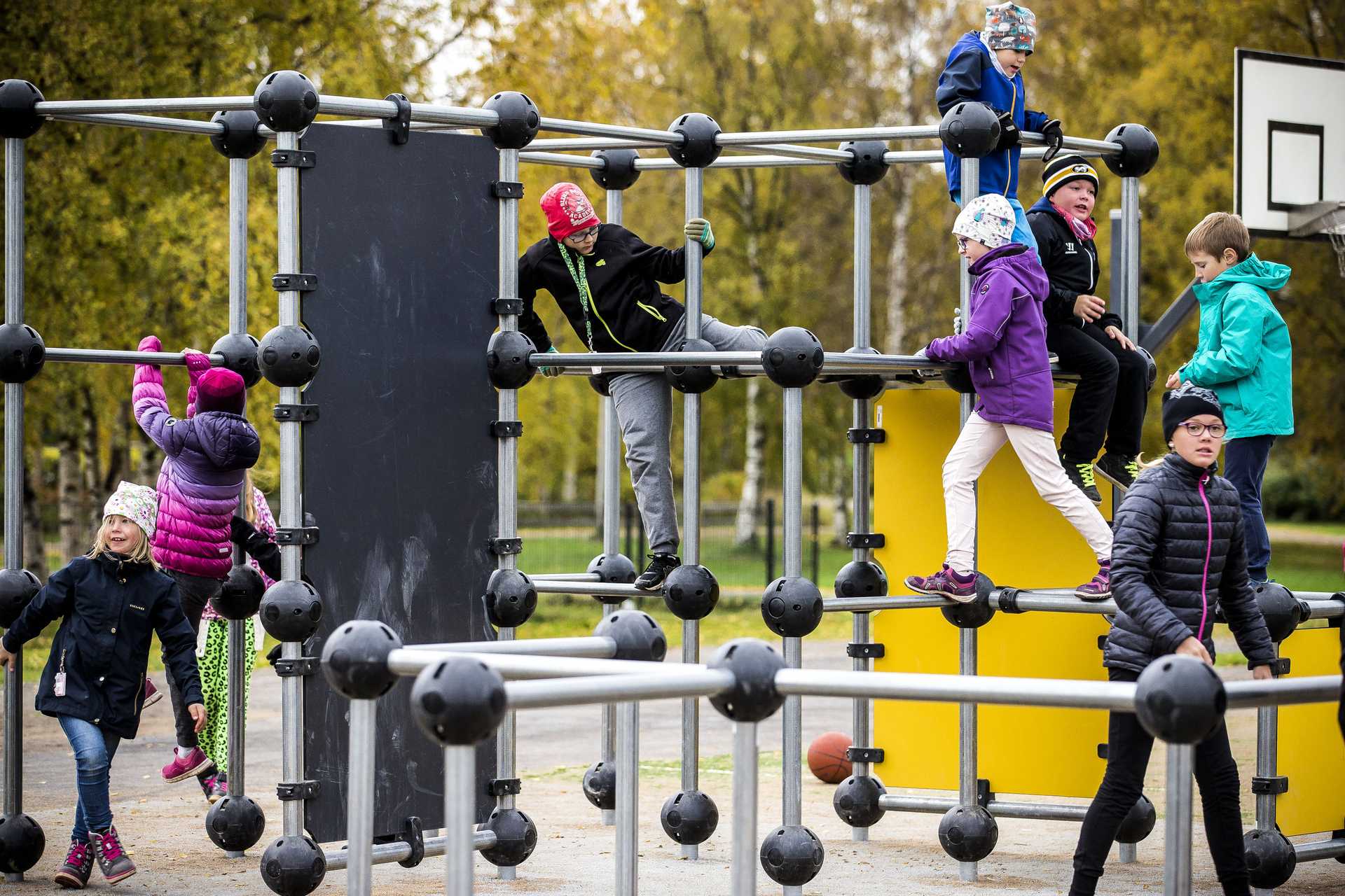Koivuluodon koulun Kummatin toimipisteen pihalla käy välitunnilla kuhina. Uusi lähiliikuntapaikka on otettu käyttöön suurella mielenkiinnolla.