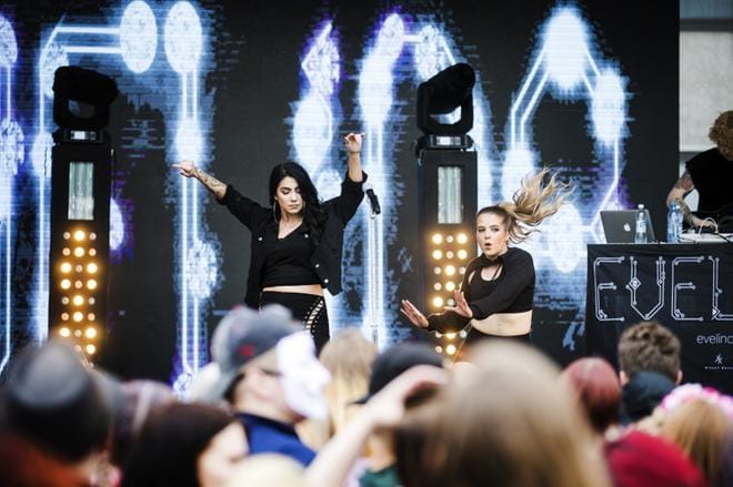 Evelina esiintyy Vaasassa perjantaina 27. heinäkuuta Vaasa Festivalin ensimmäisenä päivänä. Koko rantaviiva Vaskiluodon sillalta asti on rajattu anniskelualueeksi. Kuva viime kesän Solar Sound -festivaalilta Seinäjoelta. KUVA: KRISTA LUOMA