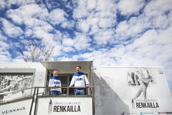 Urheilumuseo renkailla -kiertueen tiedottaja Henriikka Heikinheimo ja museotyöntekijä Aksel Tuohimaa kertovat tarvittaessa halukkaille museon esineistöstä. Kuva: Selma Paavola