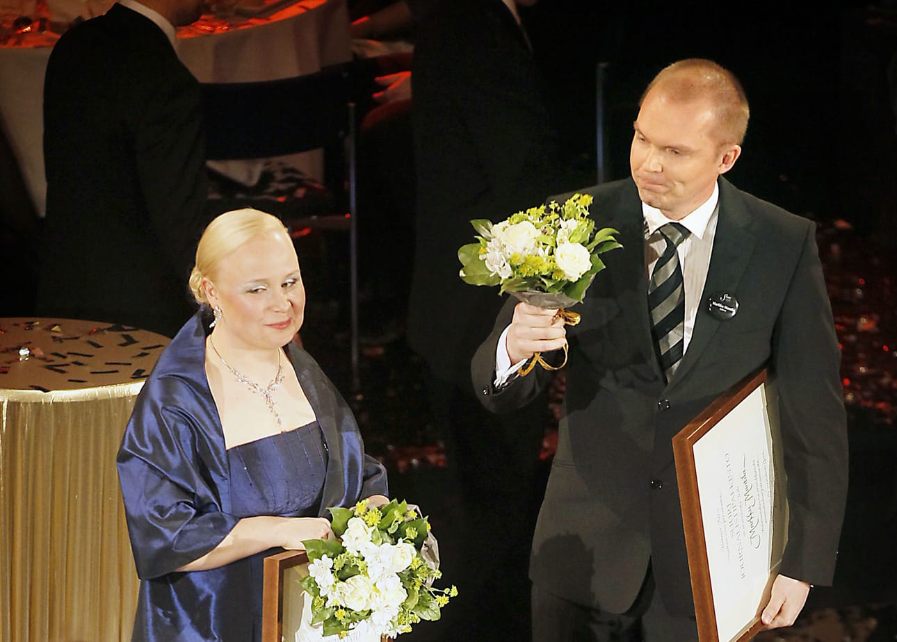 Kalevan rikos- ja oikeustoimittaja Susanna Kemppainen ja päätoimittaja Markku Mantila vastaanottivat palkinnon gaalassa.