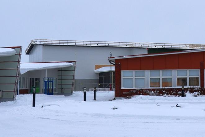 Alahärmän valmistuvaa liikuntahallia, kuvattuna purettavien koulurakennusten välistä.
