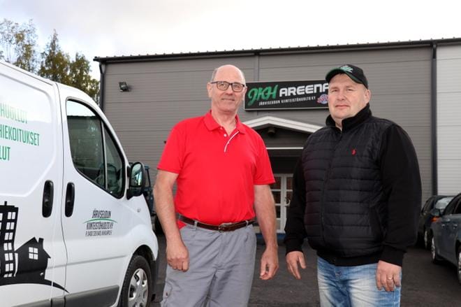 Järviseudun Jäähalli Oy:n hallituksen puheenjohtaja Harri Hakala ja Marko Pakka Järviseudun Kiinteistöhuolto Ky:stä löivät kättä päälle jääkiekkoyhteistyön merkiksi Alajärvellä. KUVA: SARI HEINILÄ