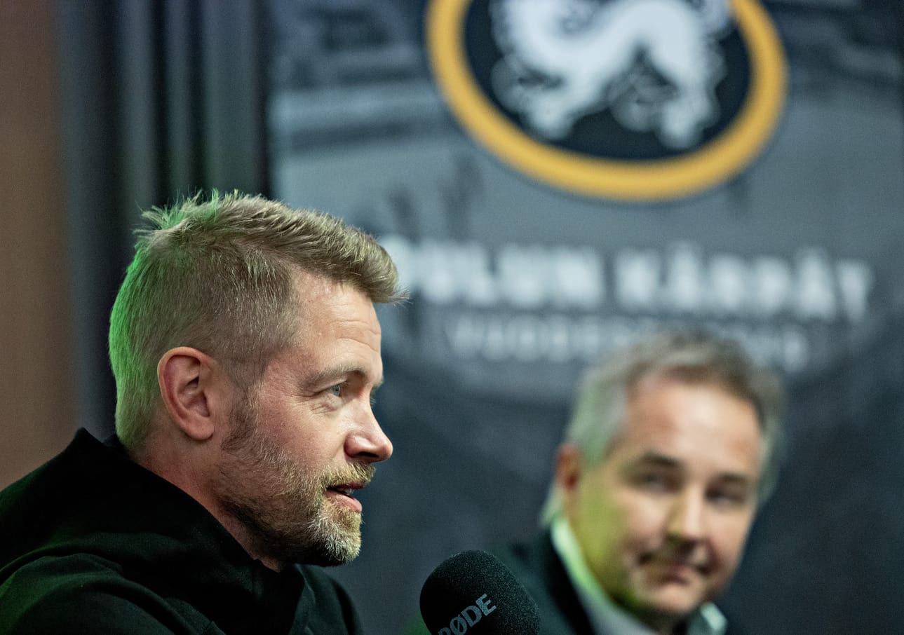 Mikko Myllykoski kertoo, että Kärppien hallitus ”grillasi” häntä pari tuntia hakuprosessin aikana. Taustalla toimitusjohtaja Tommi Virkkunen.