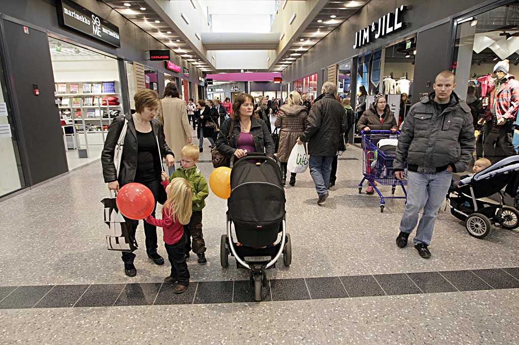 Zeppelinin laajennusosa ja uudet liikkeet kiinnostivat Oulun seudun asukkaita.