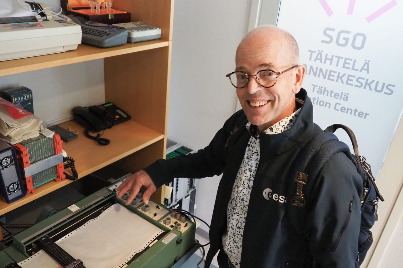 Avaruusfyysikko Esa Turunen kertoo kempeläisille revontulista Kempeleen kirjastossa keskiviikkona.
