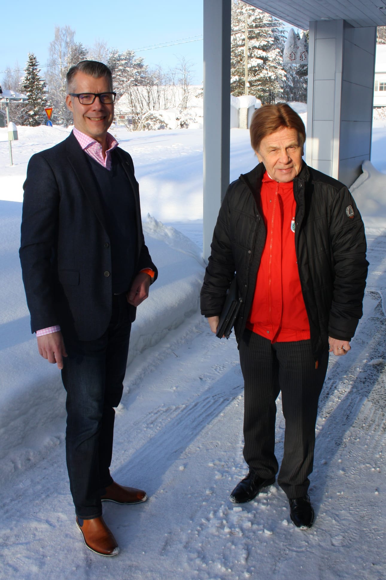 Kunnanjohtaja Pekka Jääskö oli vastassa Mauri Pekkarista Posion kunnantalon pihalla. Onpa täällä kylmä, Pekkarinen sanoi kahdesta takistaan huolimatta. Hän kertoi hiihtäneensä edellispäivänä 20 kilometriä.