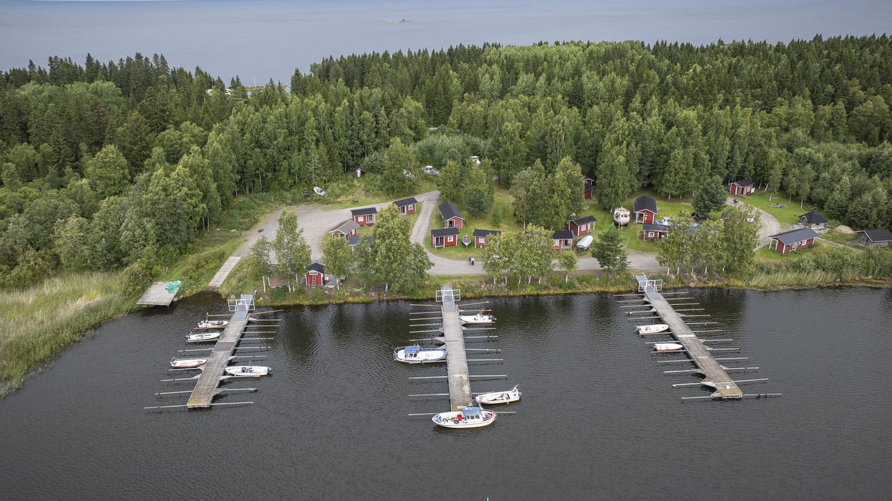 Mikonkarin venesatamaan piti saada toukokuun loppuun mennessä uudet laiturit, mutta toisin kävi. Urakoitsijaksi valitulla sastamalaisyrityksellä on edelleen työt aloittamatta.