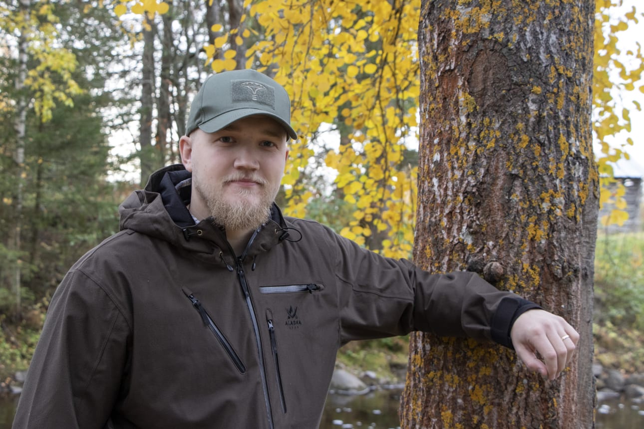 Valtteri Myllykosken piti käydä kaukana nähdäkseen lähelle. Aiemmin huomiotta jääneet kohteet ovat näyttäytyneet nyt perheen isän silmissä uudessa valossa. Pieneen tuttuun kyläyhteisöön palaaminen on tuntunut hyvältä, vaikkei lapsia kylän kentillä kirmailekaan enää entiseen malliin.