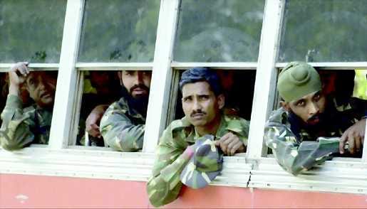 Täydennyksiä. Intialaissotilaat matkalla Pakistanin rajalle Jammu-Kashmirin osavaltiossa.