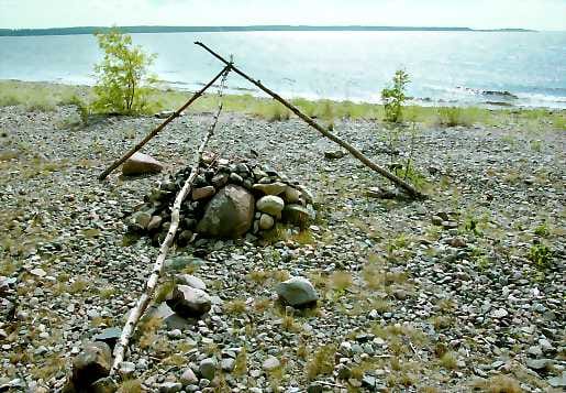 Sauna vailla seiniä. Saarten edelliset kävijät ovat jättäneet jälkeensä rannalle rakennelmia veneilijöiden iloksi.