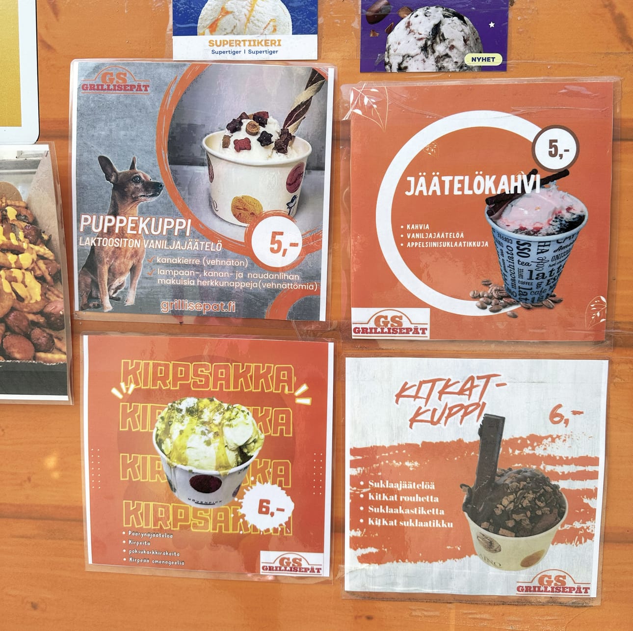 Koirien jäätelöannoksen mainos muiden herkkujen rinnalla nostaa asiakkaiden suupielet hymyyn.