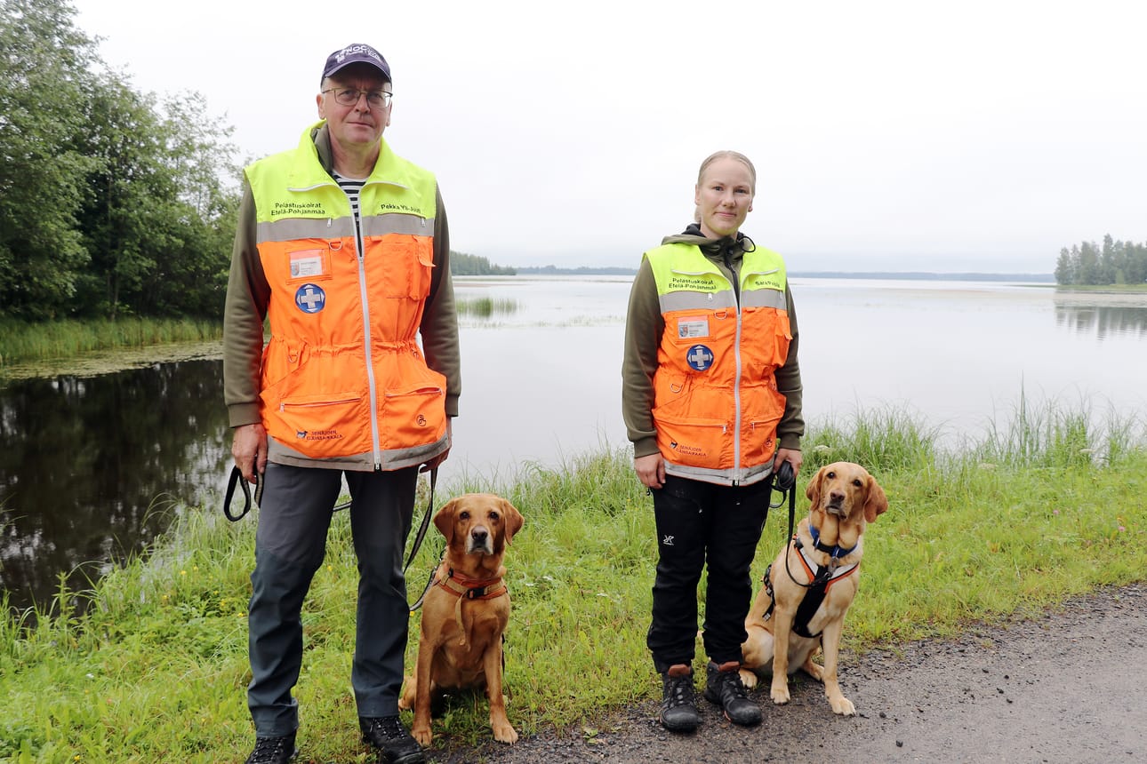 Pekka Yli-Juuti ja Luna sekä Sara Pajula ja Bertta harjoittelevat ahkerasti taitoja, joita pelastuskoira tarvitsee.