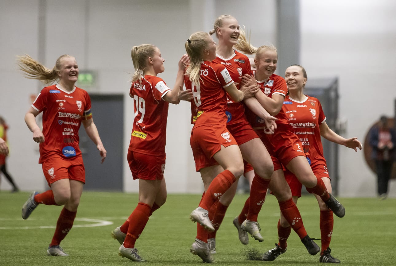 Näin hyökkääjä Piita Kytölaakso (keskellä) sai juhlia uransa ensimmäistä liigamaalia uusien joukkuekavereidensa kanssa.