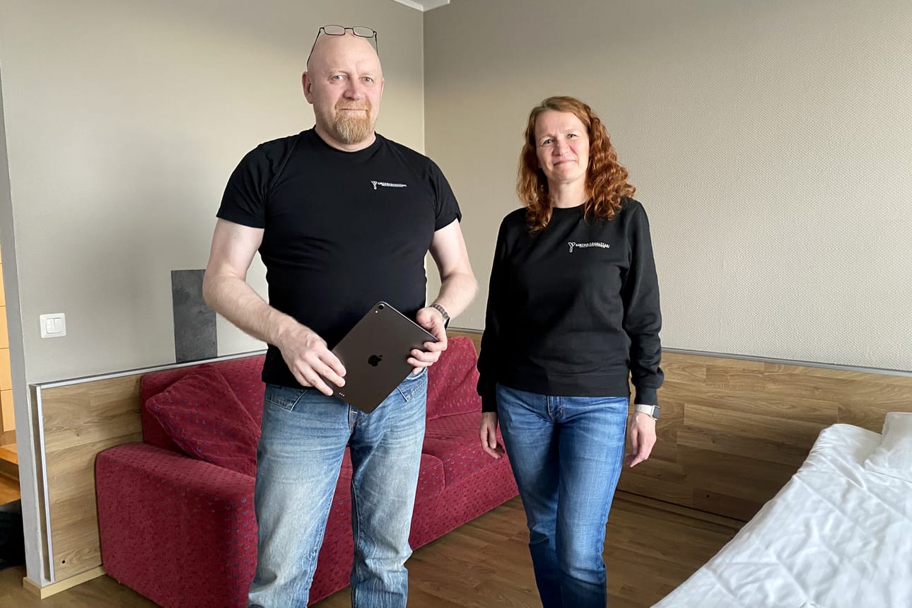 Esa Mikkonen ja Tuija Heimonen uskovat, että hieman huokeammalle majoittumisvaihtoehdolle on kysyntää.