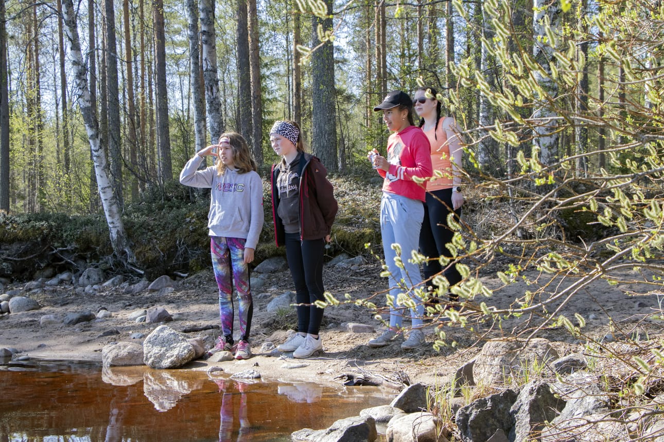 Kuutosen tytöt odottelivat opettaja Veera Saaren kanssa malttamattomina melojia, jotta pääsisivät verestämään taitojaan. Tarkoituksena oli heittää myös talviturkki, tosin hallitusti uimarannalla, ei kajakista.