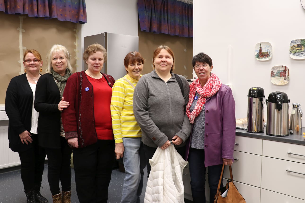 Tanja Malinen, Ulla Kari, Anu Nieminen, Irma Meri, Mervi Räsänen ja Anna-Liisa Marttila vaihtoivat kuulumiset pimeässä kahvilassa, kun valot oli taas sytytetty. Tapahtuma pidettiin Kauhavan kaupungintalon kahviossa, jossa ikkunat oli teipattu umpeen oikean vaikutelman aikaansaamiseksi.