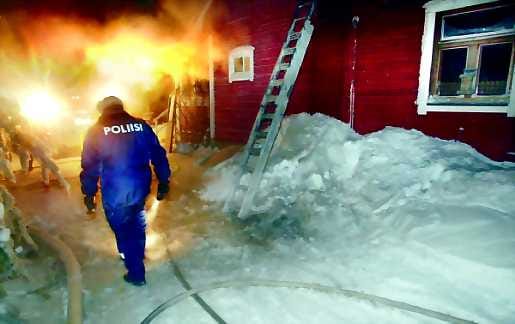 Kaksi ihmistä joutui sairaalaan omakotitalon tulipalosta.