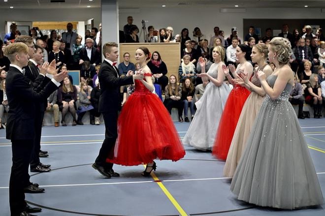 Seri Rantala sai parinsa Jani Kitinojan kanssa kannustavat aplodit muilta Ylistaron lukion kakkosluokkalaisilta. KUVAT: HEIKKI HAKANEN