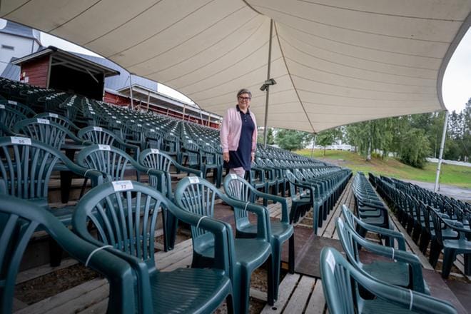 Ilmajoen musiikkijuhlien väki jännitti viime metreille päästäänkö tapahtuman konsertit järjestämään suunnitellusti. Vain kahta päivää ennen musiikkijuhlien ensimmäistä konserttia Etelä-Pohjanmaan sairaanhoitopiiri siirtyi pandemian kiihtymisvaiheeseen. Ilmajoen musiikkijuhlien toiminnanjohtaja Sari Hanka kertoo, että järjestelyihin tehtiin sen vuoksi pieniä muutoksia. KUVAT: ELENA MIKKILÄ