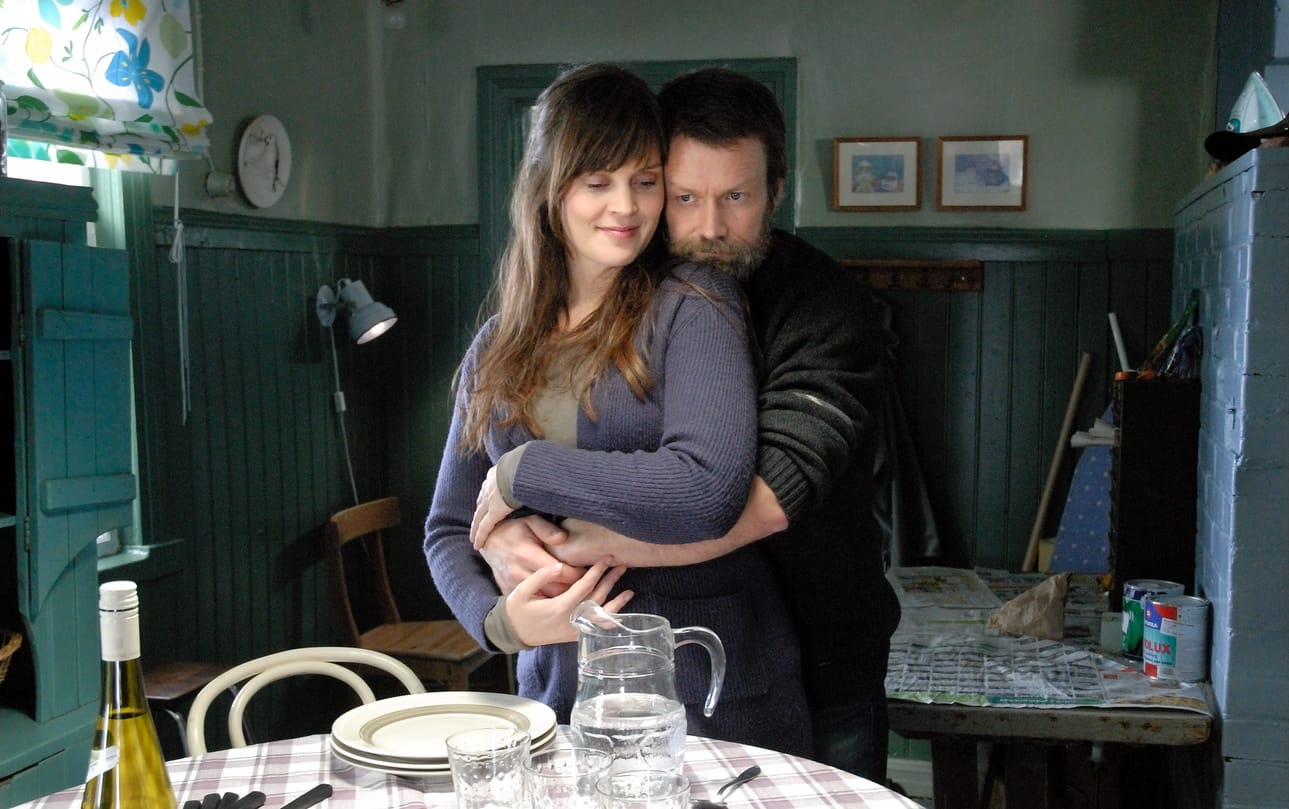 Taru (Tiina Lymi) ja Harri (Jorma Tommila) elelevät ratsutilalla, kunnes onnettomuus ja Ruotsista palaava sisko muuttavat kaiken.
