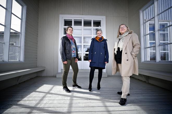 Alajärvellä I-Medioiden toimituksessa on kolme vakituista toimittajaa, he ovat Saila Collander, Johanna Kataja ja Sari Heinilä. KUVA: TOMI KOSONEN