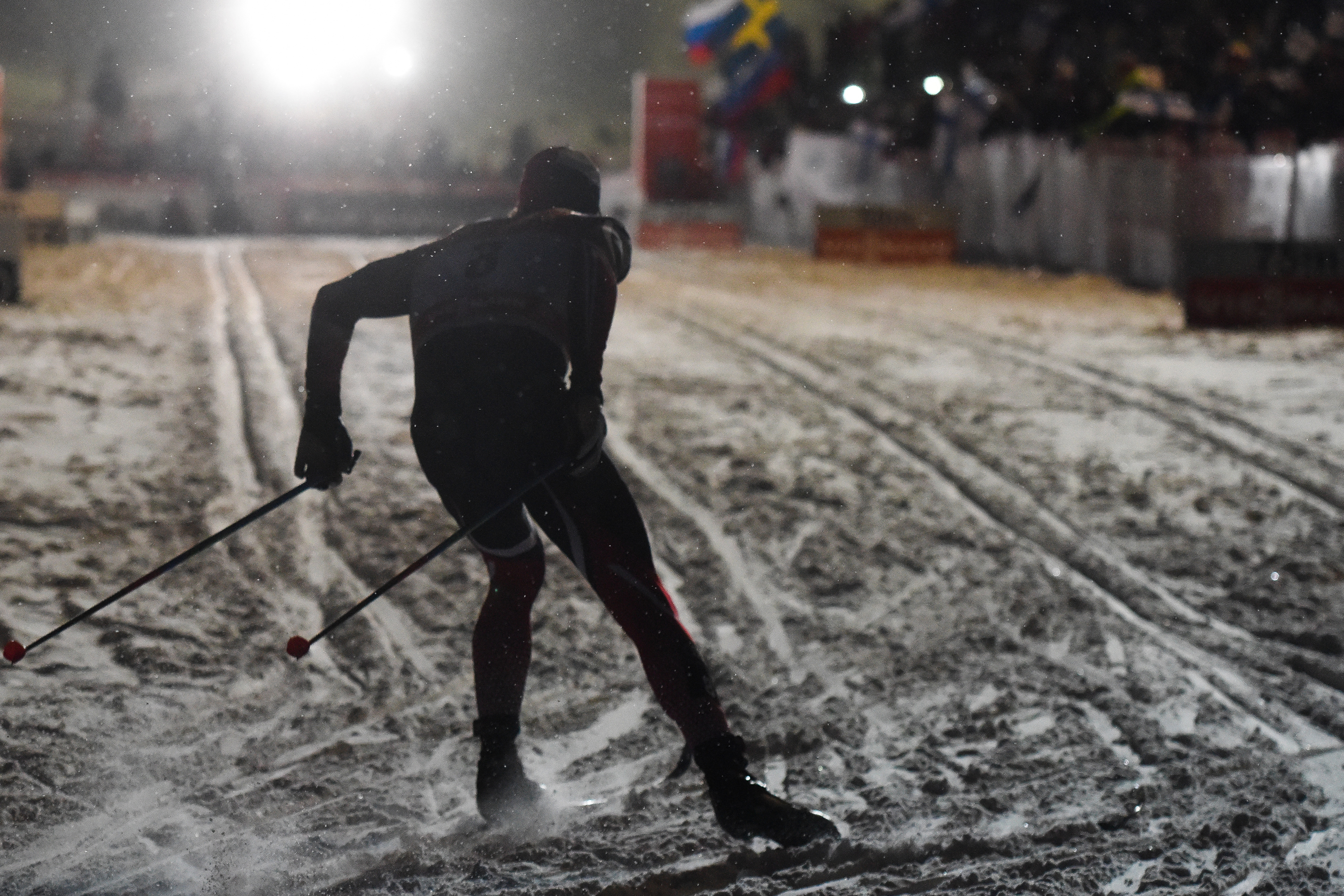 Miesten sprinttivoittaja Pål Goldberg kaartaa loppusuoralle.