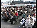 Juhlijat lauloivat torilla