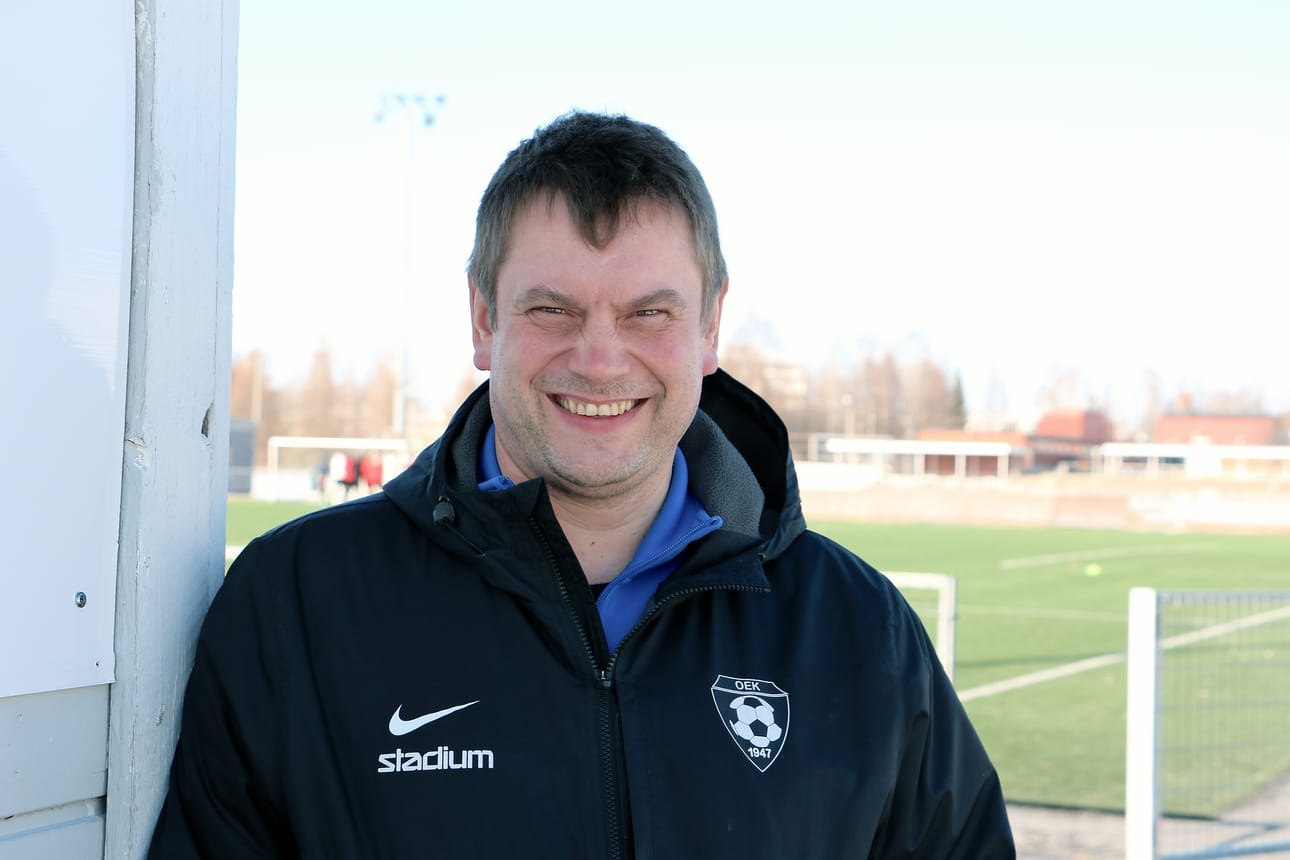 Esko Hakola Oulun Erotuomarikerhosta kertoo, että puulaakijalkapalloa on pelattu jo yli 50 vuoden ajan.