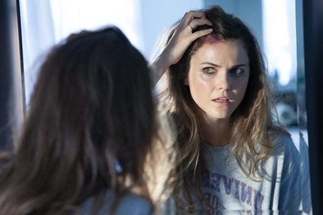 Keri Russell on Dark Skies -mysteerijännärin pääosassa kahden pojan äiti Lucy, jonka kotona esikaupunkialueella alkaa tapahtua outoja asioista. KUVA: Hero