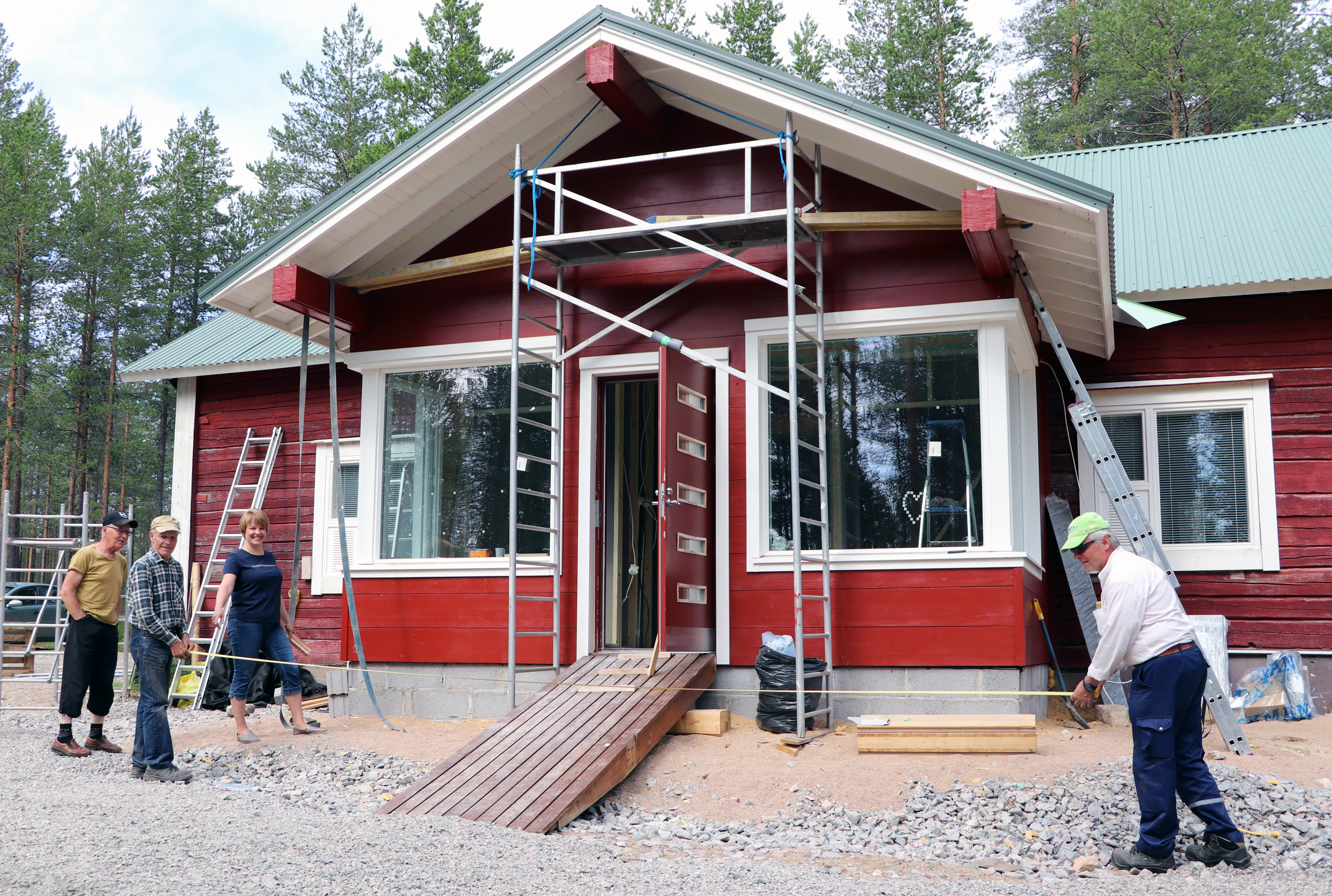 <p>Talkooväki mallaa uuden kuistin kokoa. Marikaisjärven toimitalon remontti                                 suunniteltiin hyvin etukäteen. Työt ovat edenneet jouhevasti kevään ja alkukesän aikana, vaikka ison porukan talkoita ei ole voitu pitää.</p>