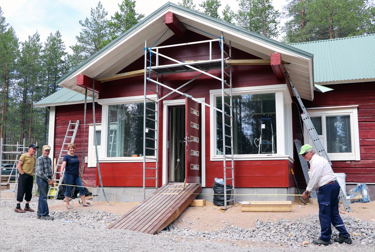 Talkooväki mallaa uuden kuistin kokoa. Marikaisjärven toimitalon remontti suunniteltiin hyvin etukäteen. Työt ovat edenneet jouhevasti kevään ja alkukesän aikana, vaikka ison porukan talkoita ei ole voitu pitää.