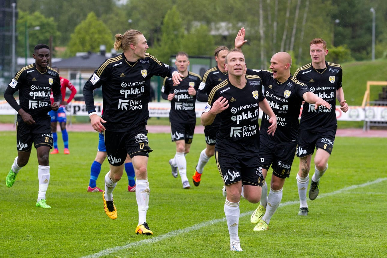 SJK:n edustusjoukkue pelasi Seinäjoen keskuskentällä viimeksi 9.6.2016. Silloin SJK:n voittomaalin teki Jussi Vasara (kuavassa etualalla). Keskiviikkona SJK kohtaa FC Interin, jonka päävalmentaja on Jussin isoveli Vesa Vasara. Arkistokuva.