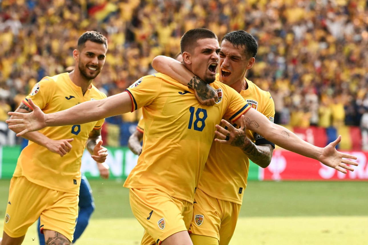 Razvan Marin laukoi rangaistuspotkusta Romanian tasoituksen ja Romanian lohkovoittoon. LEHTIKUVA/AFP