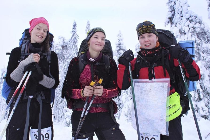 Kuopiolaiset Minna Apell, Karoliina Mäyrä ja Piia Ratava pitivät pienen tauon ensimmäisen tehtävärastin selvitettyään.