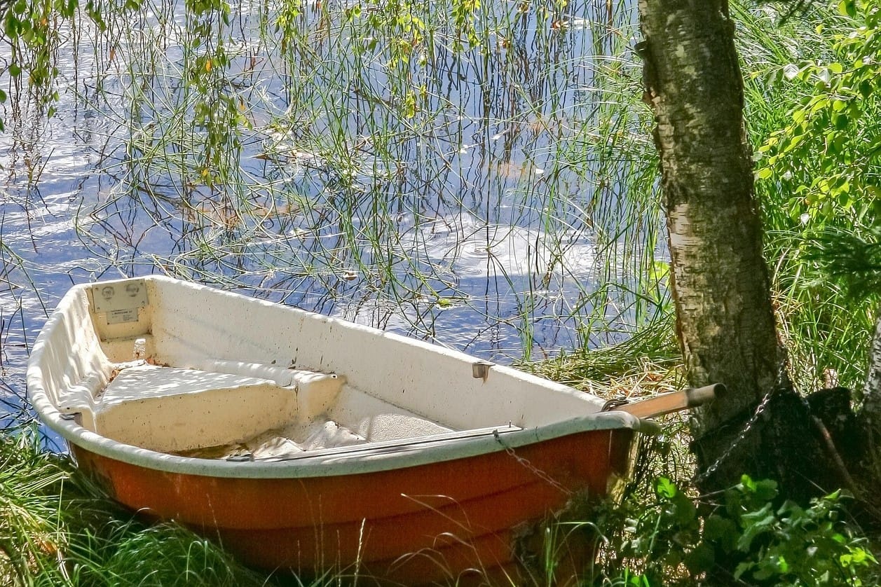 SUH listaa tiedotteessaan kolmen kohdan muistilistan turvalliseen juhannukseen: asenne kuntoon, korkki kiinni ja pelastusliivit päälle. Kuvituskuva.