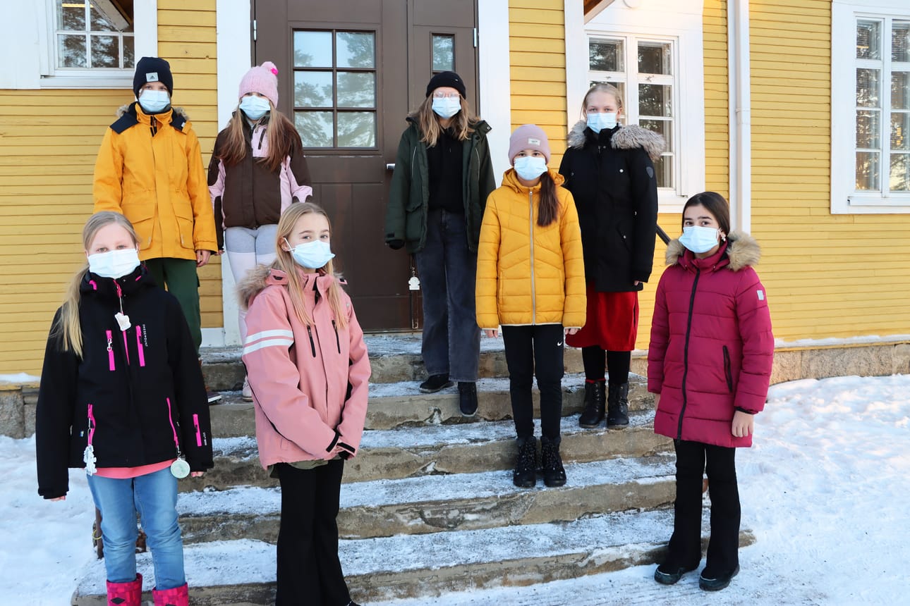 Musiikkikerholaisista kuvassa Viivi Säntti, Karoliina Lehtisaari, Sara Koivula, Saara Jokiaho sekä Julia Jauhiainen, Iita Tuuri, Milla Peltoniemi ja Selina Lindeman.