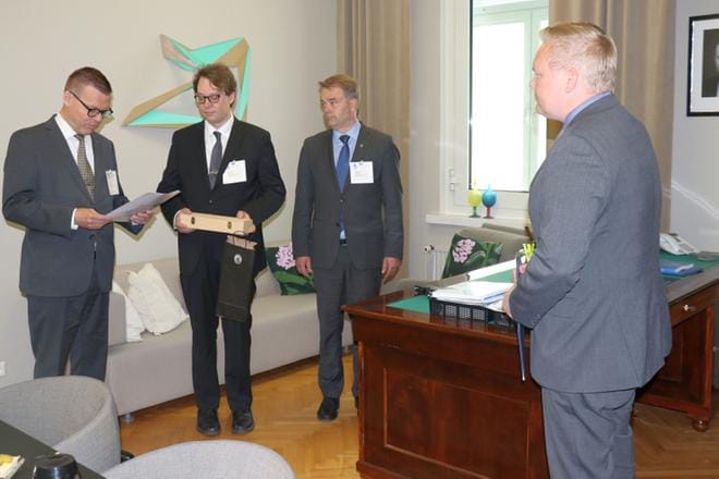Kaupunginjohtaja Markku Lumio, kaupunginhallituksen puheenjohtaja Teemu Hakala ja valtuuston puheenjohtaja Janne Sankelo suorittivat tervehdyskäynnin asiaankuuluvine seremonioineen viime viikolla. Tunnelmat ikuisti tervehdyskäynnille kutsun saanut päätoimittaja Marianne Lähde.