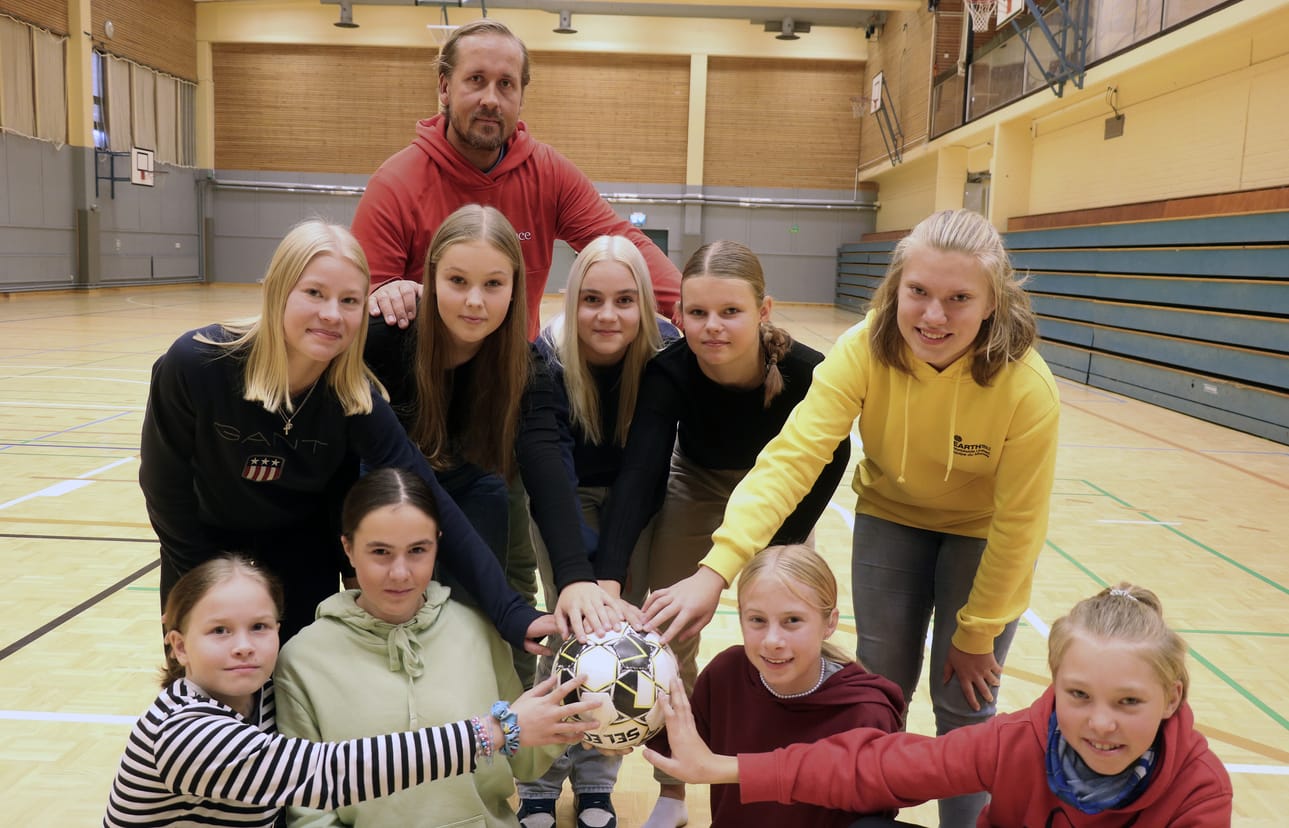 Oulaisten yläkoulun tyttöpalloilijoissa pelaavat Oona Pudas, Pihla Karihtala, Martta Kukkola, Milja Niskanen, Kiira Hanhisalo, Aada Vuoti, Lilja Korpi, Laura Honkimaa ja Iida Putila sekä kuvasta puuttuvat Emilia Kämäräinen ja Neea Ojala. Ryhmän huoltajana ja tsempparina toimii opettaja Samuli Hannula.