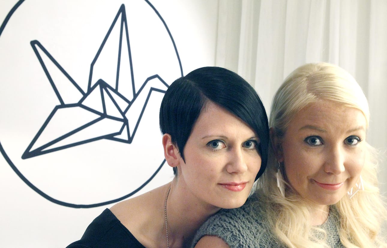 Paula Kouri (vas.) ja Kate Hulkkonen tutustuivat toisiinsa työskennellessään samassa arkkitehtitoimistossa vuonna 2008. Nyt he ovat myös korusuunnittelijoita.