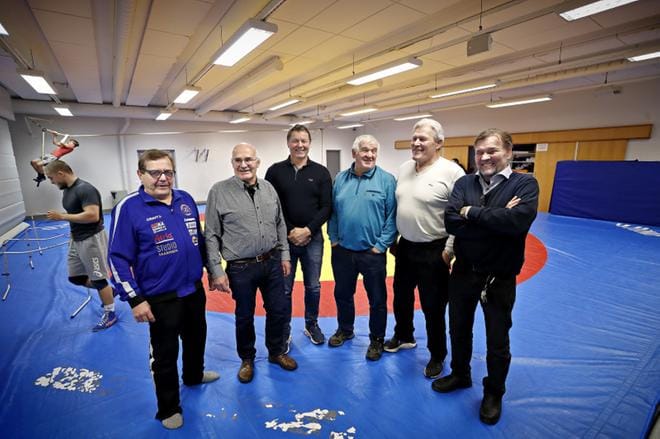 Seppo Yli-Hannuksela, Mikko Huhtala, Harri Koskela, Keijo Manni, Jarmo Övermark ja Jouko Salomäki olivat paikalla kertomassa koronarokotteen tärkeydestä. KUVAT: TOMI KOSONEN