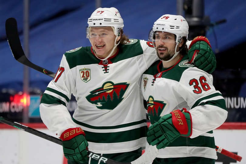 Kirill Kaprizov (vas.) teki muhkean jatkopestin Minnesotan kanssa.