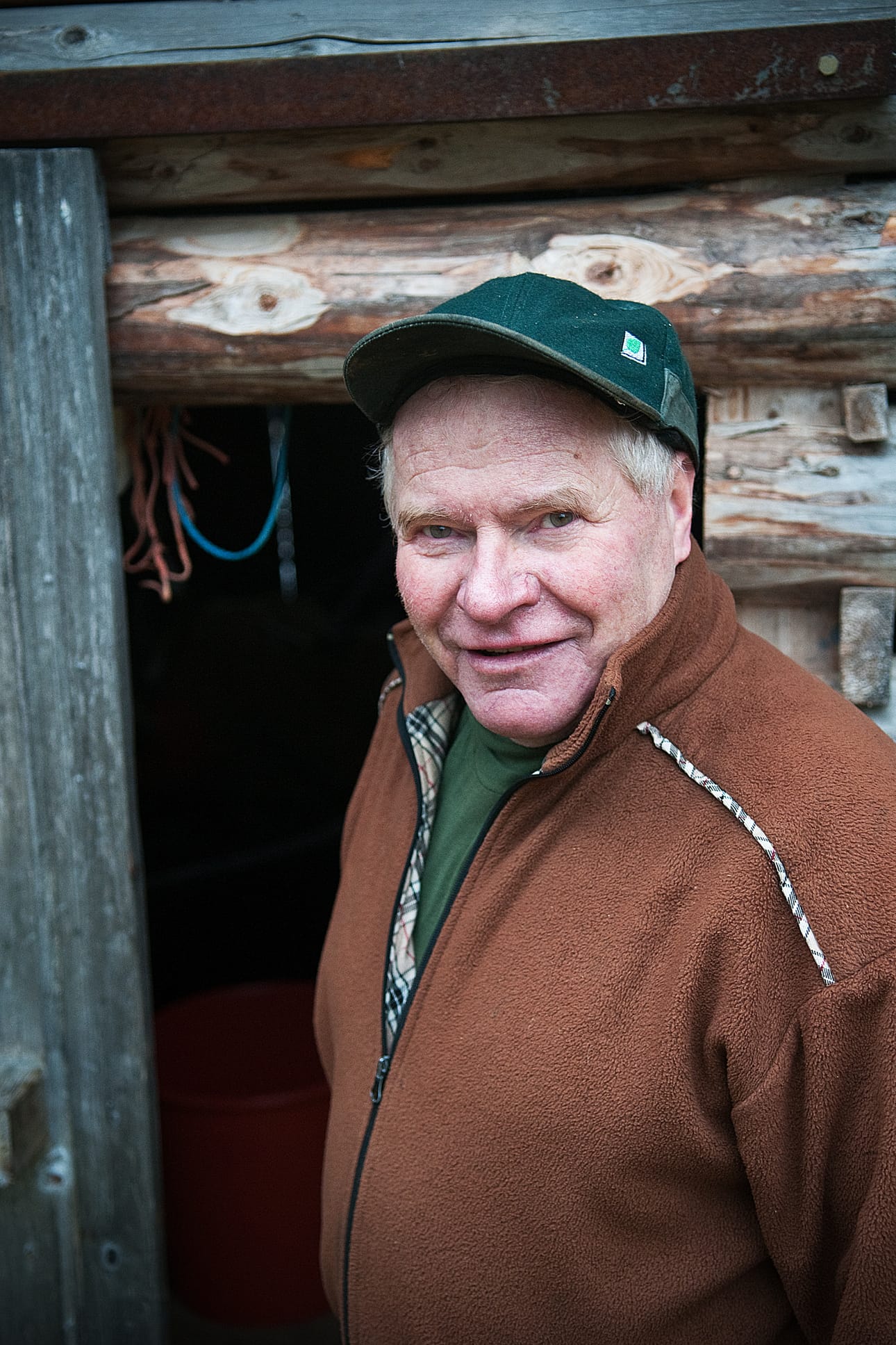Olavi Jäkäläniemi verkkoaitan ovella. Arkistokuva.
