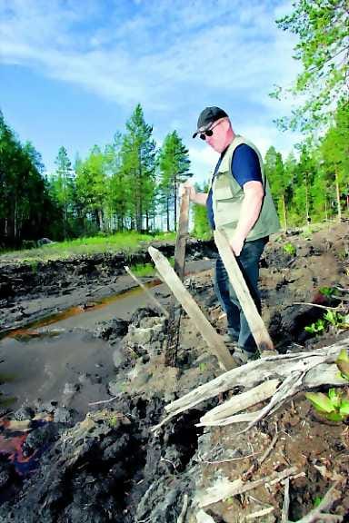 Yllätys. Vesistöjä työkseen kunnostava koneyrittäjä Alpo Salmela ihmettelee ympäristökeskuksenväen kanssa järven pohjasta löytyneitä kalastuslaitteen kappaleita.